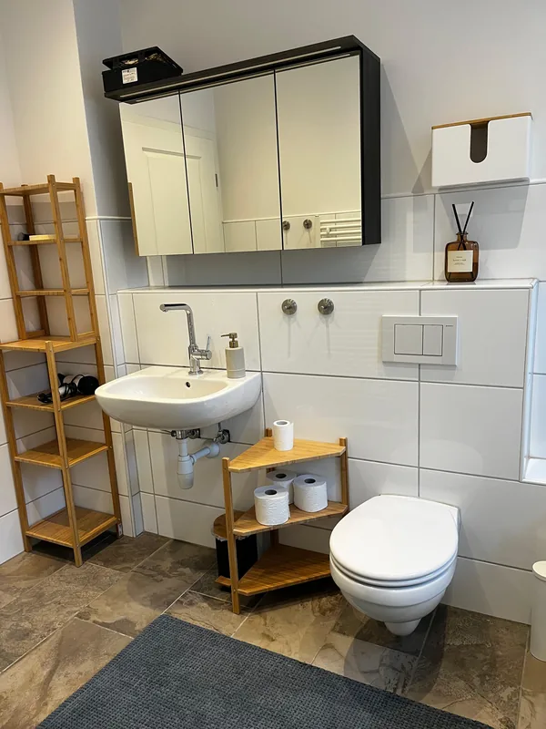 Badezimmer am gemeinsamen Standort von Makoa und Ohana mit Waschbecken und Badewanne