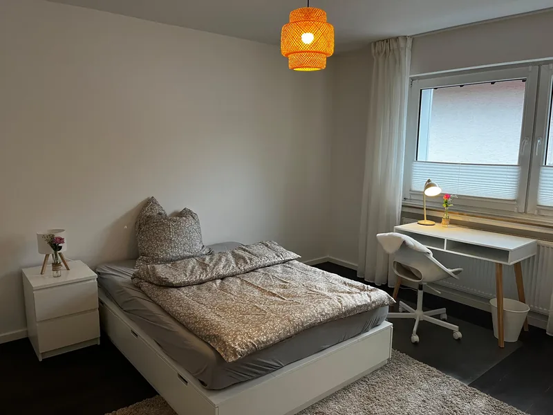 Weiteres Beispielzimmer am gemeinsamen Standort von Makoa und Ohana mit Bett und Schreibtisch